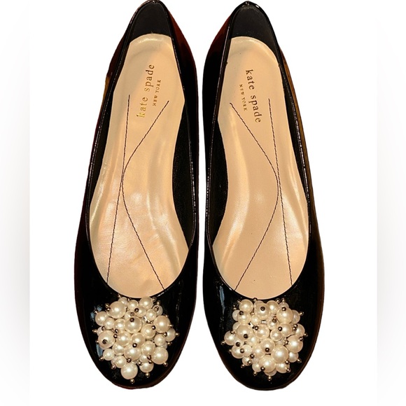 Kate Spade Black Patent Vilette Pearl Cluster Flats Shoes Cocktail 10M Italy - Picture 1 of 7